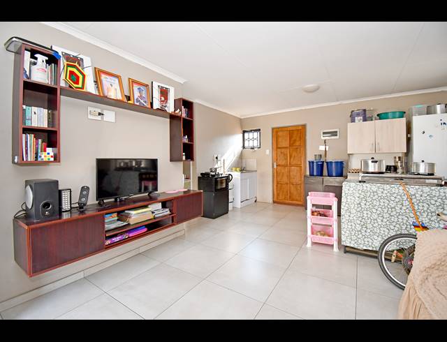 3 BEDROOM HOUSE FOR SALE IN COSMO CITY